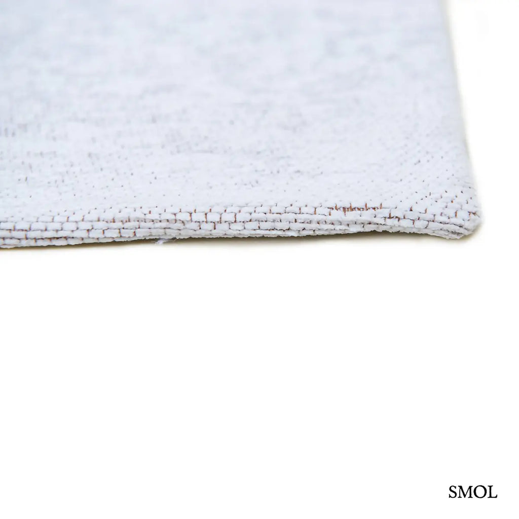ECO RUG IODE szőnyeg, szürke színátmenettel, egyik oldalon sötétebb, felhőszerű folttal, másik oldalon halványabb, ködös tónusba mosódva, vastagság nagyítva