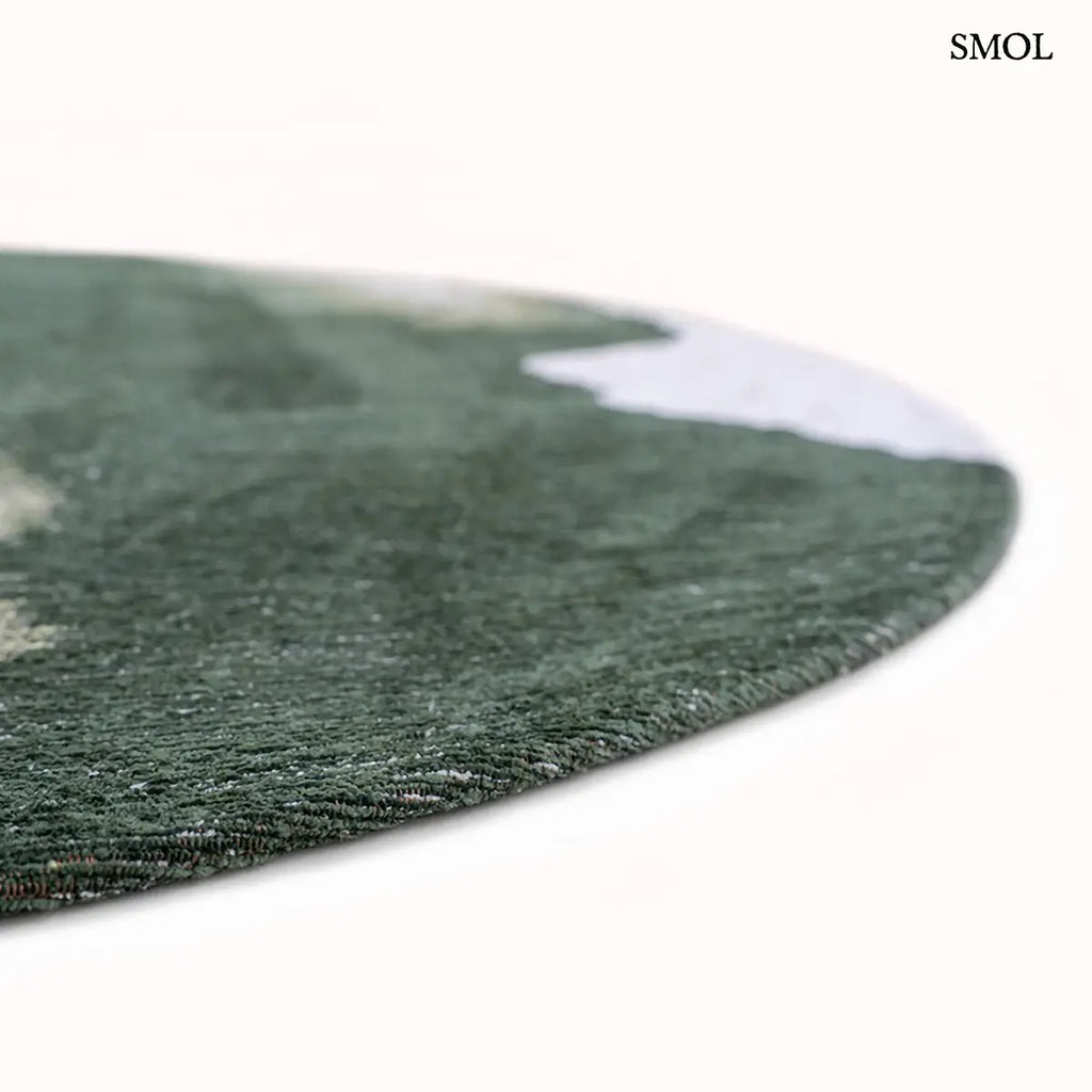ECO RUG PALM GREEN szőnyeg, sötétzöld színátmenettel, egyik oldalon szinte fehérbe olvadó, mohaszerű tintafolt mintázattal, kerek forma vasgagsága