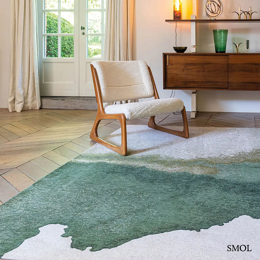 ECO RUG PALM GREEN szőnyeg, sötétzöld színátmenettel, egyik oldalon szinte fehérbe olvadó, mohaszerű tintafolt mintázattal, nappaliban