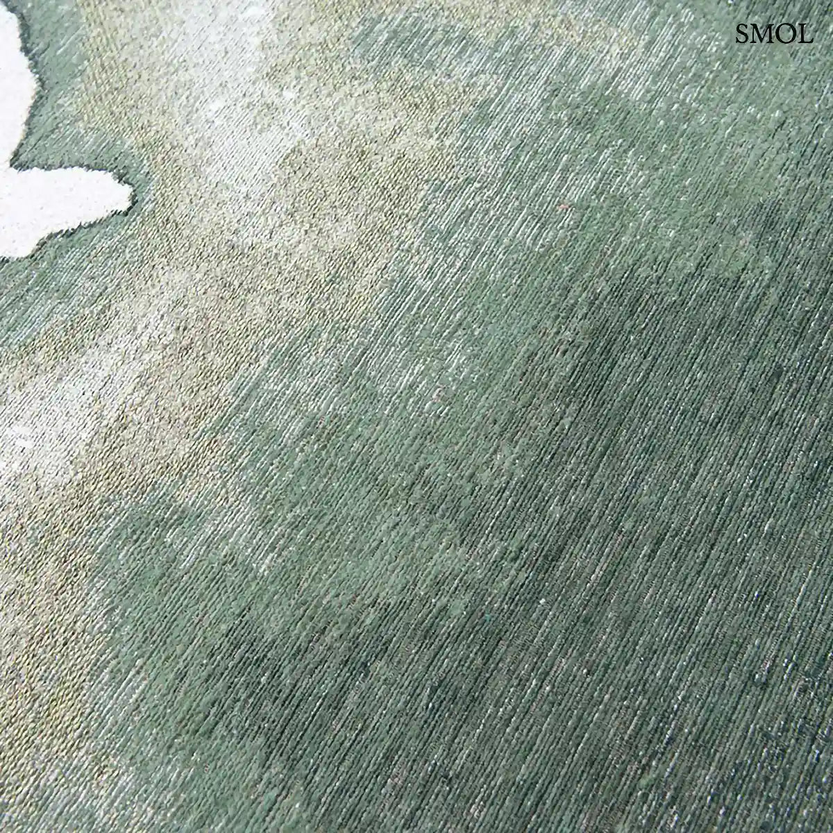 ECO RUG PALM GREEN szőnyeg, sötétzöld színátmenettel, egyik oldalon szinte fehérbe olvadó, mohaszerű tintafolt mintázattal, minta nagyítva