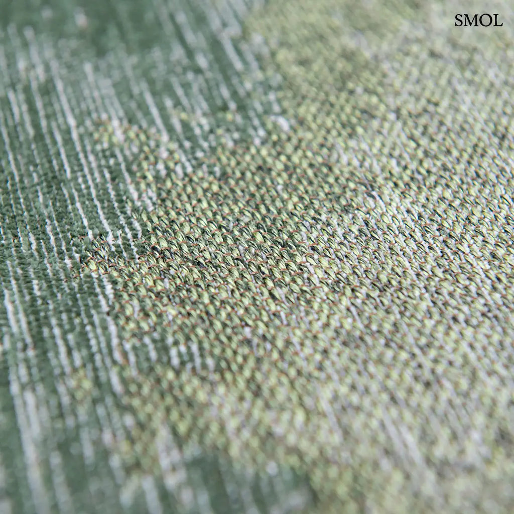 ECO RUG PALM GREEN szőnyeg, sötétzöld színátmenettel, egyik oldalon szinte fehérbe olvadó, mohaszerű tintafolt mintázattal, textúra nagyítva