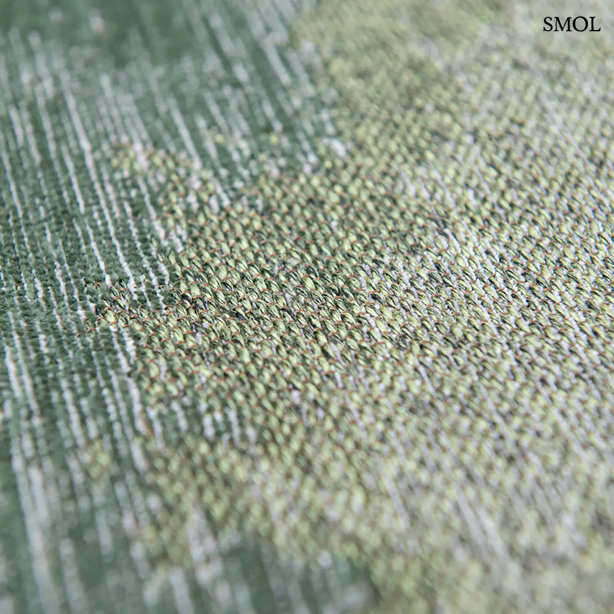 ECO RUG PALM GREEN szőnyeg, sötétzöld színátmenettel, egyik oldalon szinte fehérbe olvadó, mohaszerű tintafolt mintázattal, textúra nagyítva