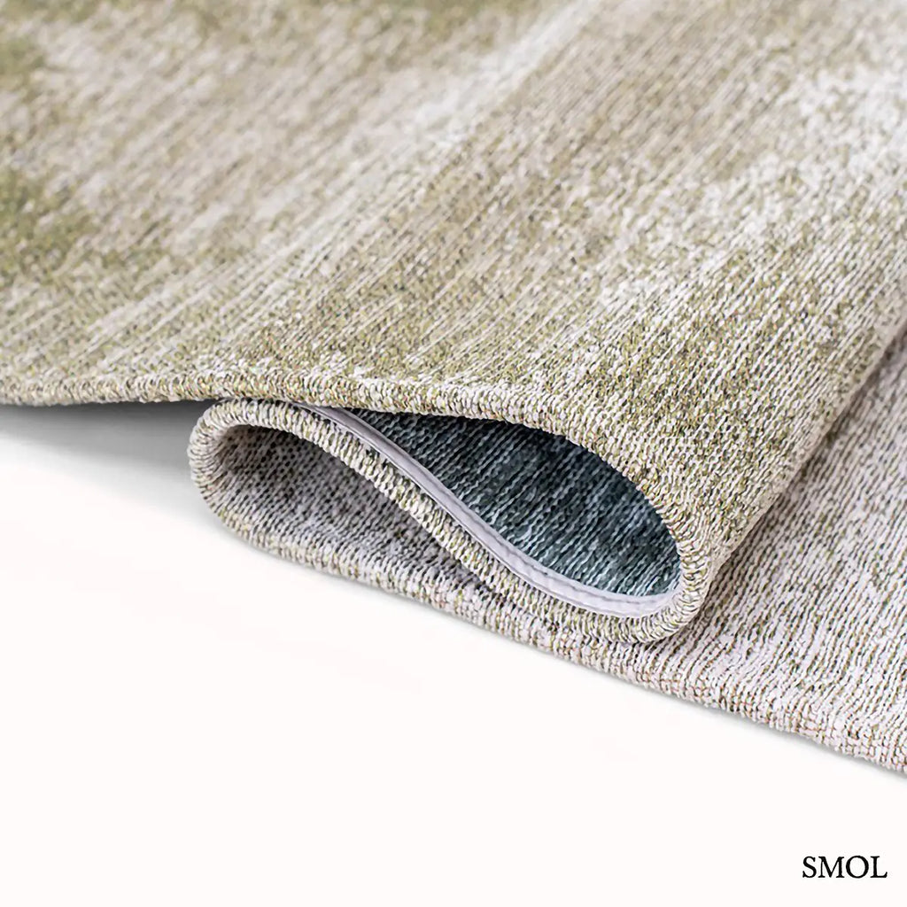 ECO RUG PALM GREEN szőnyeg, sötétzöld színátmenettel, egyik oldalon szinte fehérbe olvadó, mohaszerű tintafolt mintázattal, hullámosra hajtogatva