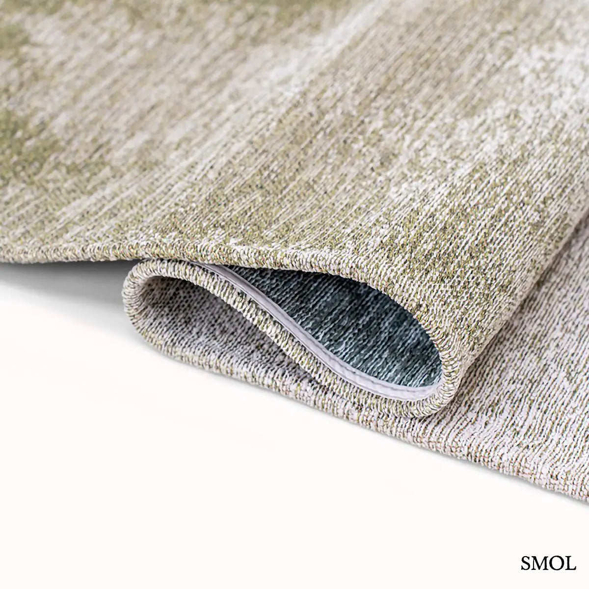 ECO RUG PALM GREEN szőnyeg, sötétzöld színátmenettel, egyik oldalon szinte fehérbe olvadó, mohaszerű tintafolt mintázattal, hullámosra hajtogatva