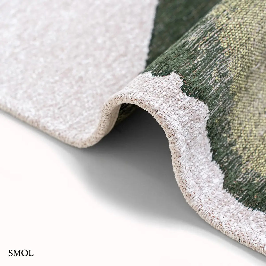 ECO RUG PALM GREEN szőnyeg, sötétzöld színátmenettel, egyik oldalon szinte fehérbe olvadó, mohaszerű tintafolt mintázattal, vastagság nagyítva