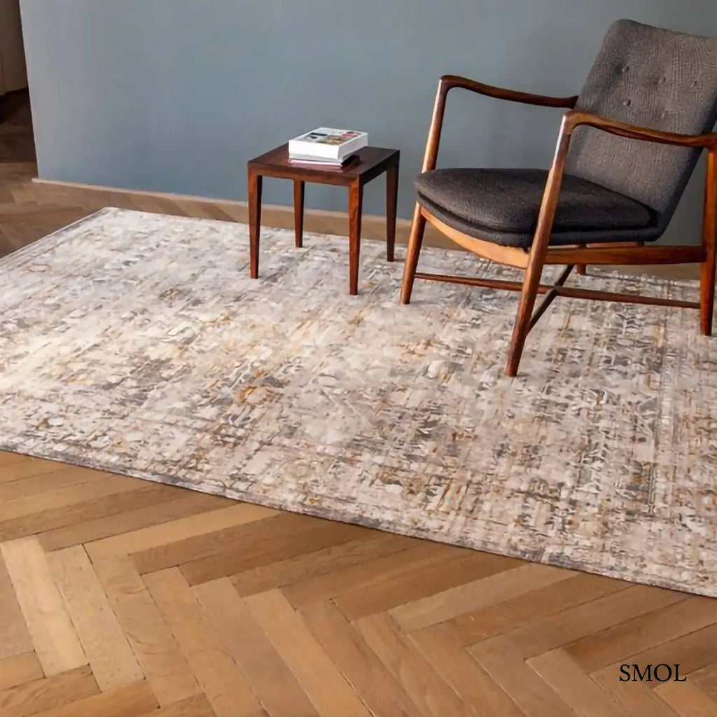 ECO RUG SULEIMAN GREY vintage török mintás szőnyeg szürke-arany kombinációban, koptatott Ushak mintával, fotellel