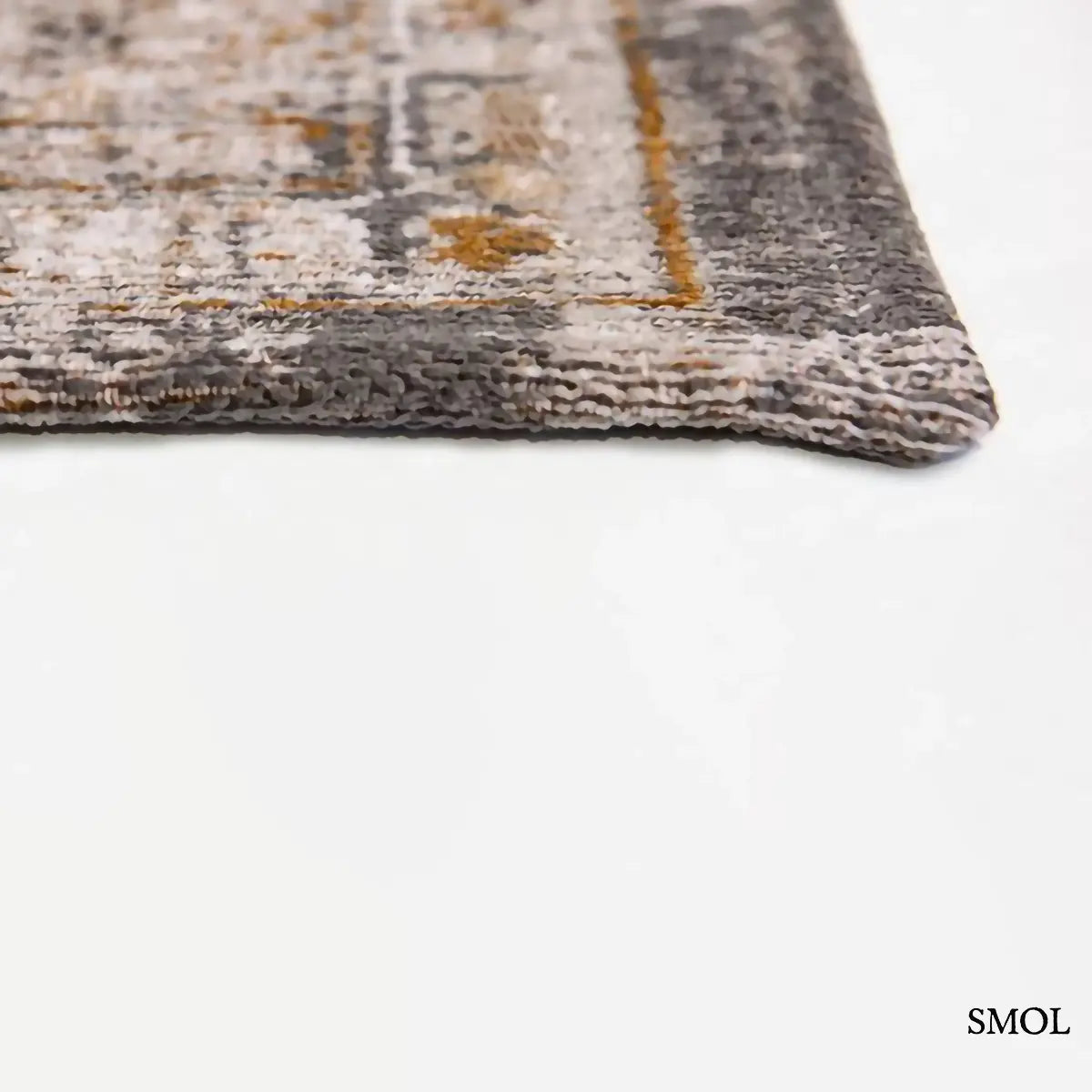 ECO RUG SULEIMAN GREY vintage török mintás szőnyeg szürke-arany kombinációban, koptatott Ushak mintával, sarok nagyítva