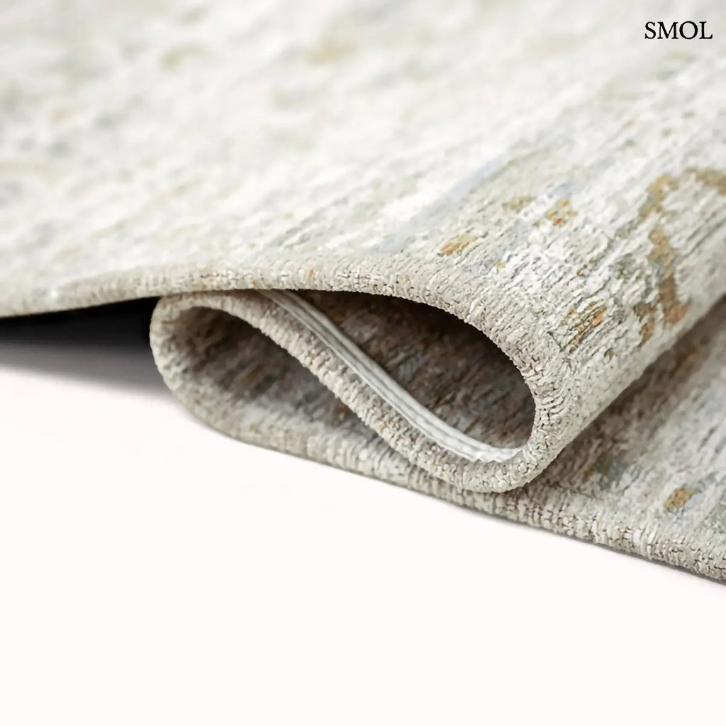 ECO RUG YENIKAPI LIGHT vintage török mintás szőnyeg világos bézs tónusokban, koptatott felülettel, újrahasznosított poliészter, hullámosra hajtogatva