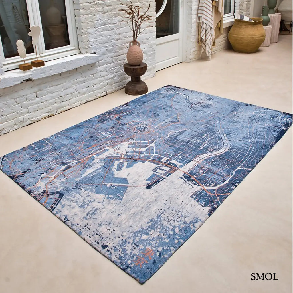 ECO RUG CONDUCTIVE BLUE városkép mintás szőnyeg kék alapon bronz és fehér akcentusokkal, absztrakt festői hatással, előszobában