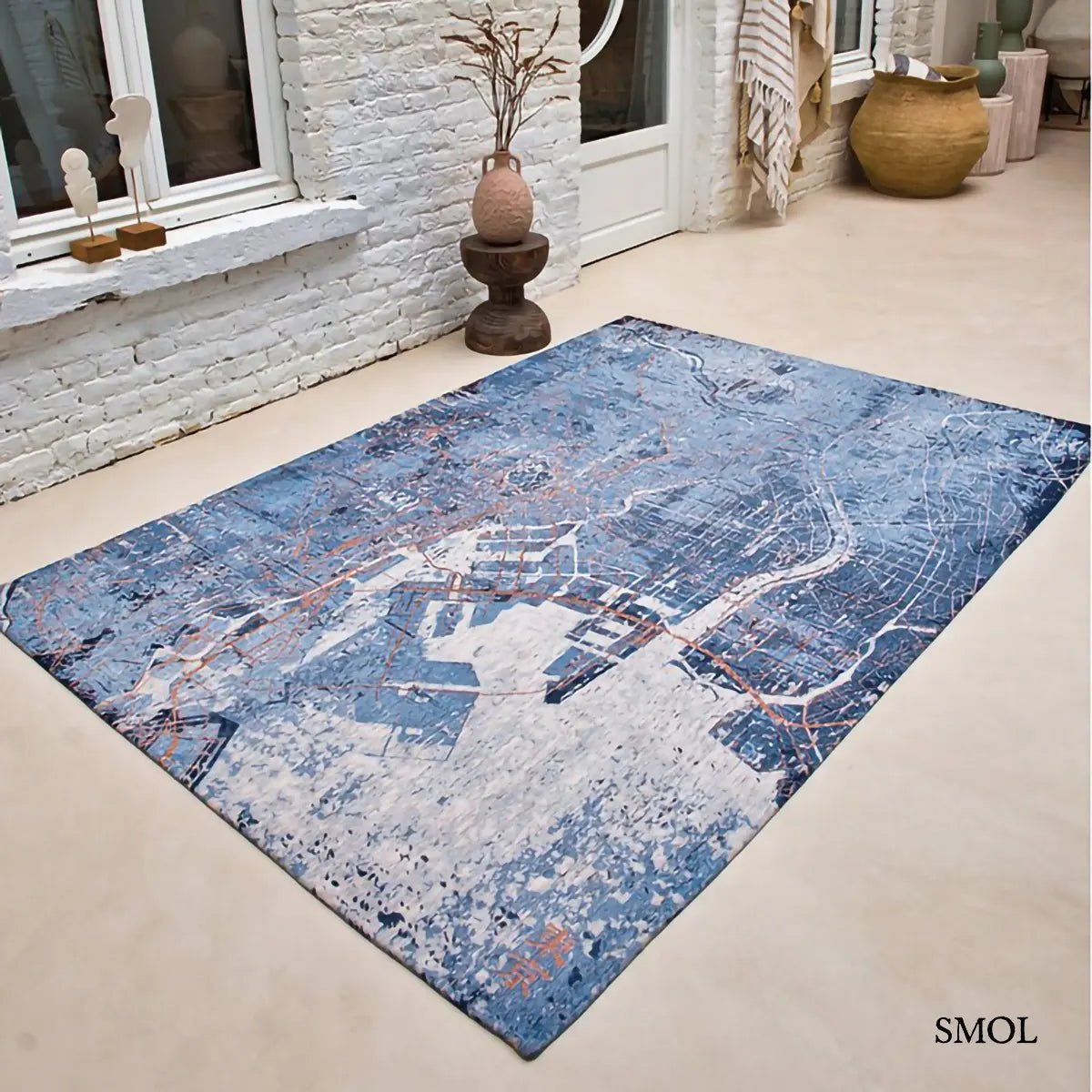 ECO RUG CONDUCTIVE BLUE városkép mintás szőnyeg kék alapon bronz és fehér akcentusokkal, absztrakt festői hatással, előszobában