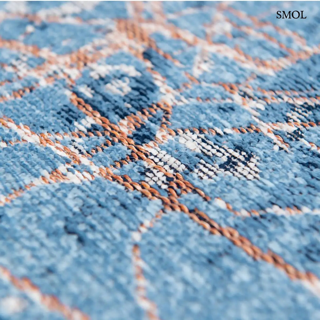 ECO RUG CONDUCTIVE BLUE városkép mintás szőnyeg kék alapon bronz és fehér akcentusokkal, absztrakt festői hatással, nagyítva