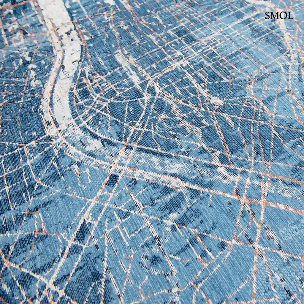 ECO RUG CONDUCTIVE BLUE városkép mintás szőnyeg kék alapon bronz és fehér akcentusokkal, absztrakt festői hatással, folyó nagyítva
