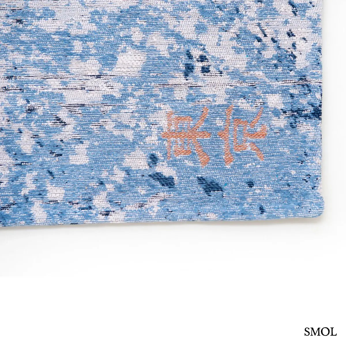 ECO RUG CONDUCTIVE BLUE városkép mintás szőnyeg kék alapon bronz és fehér akcentusokkal, absztrakt festői hatással, ázsiai írás nagyítva