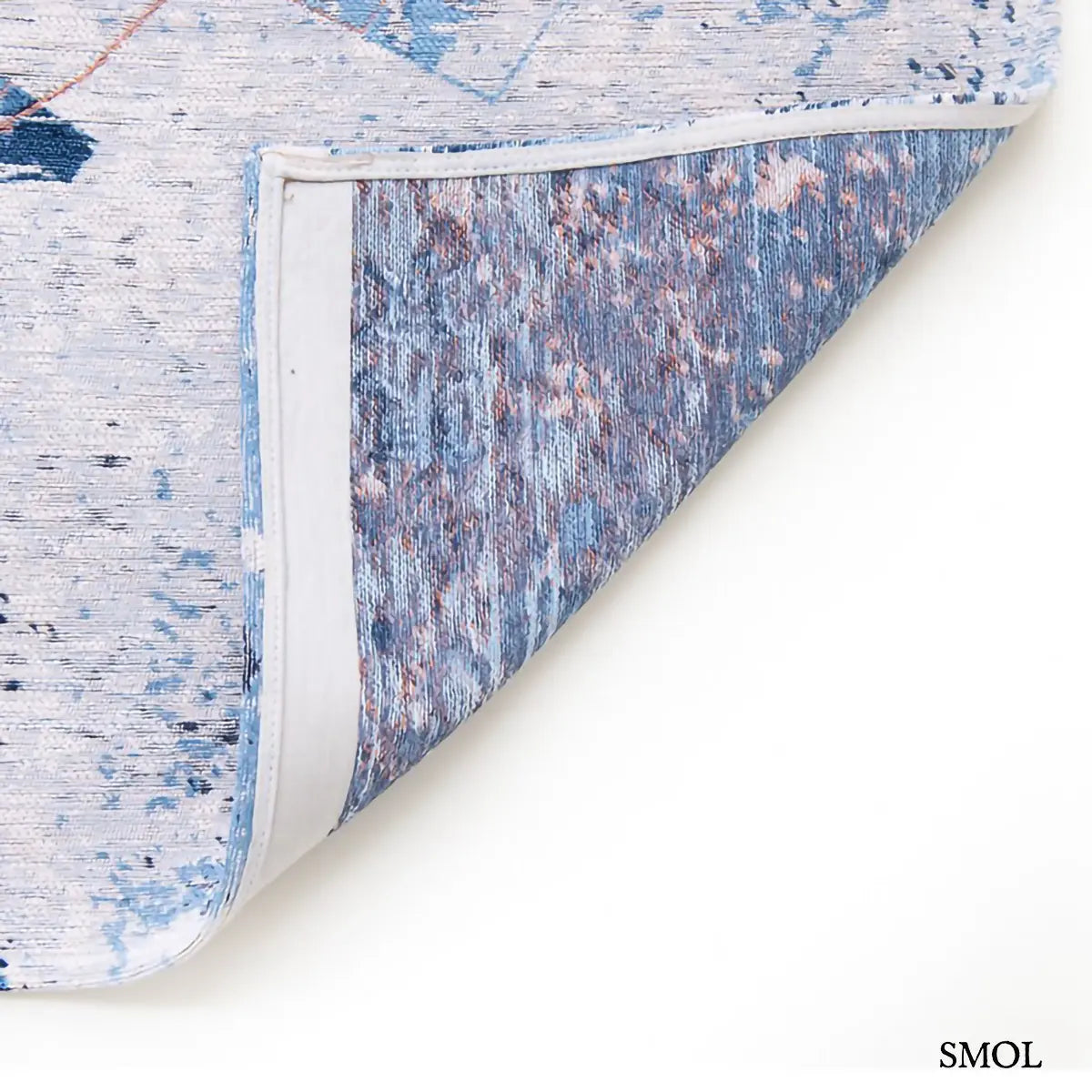 ECO RUG CONDUCTIVE BLUE városkép mintás szőnyeg kék alapon bronz és fehér akcentusokkal, absztrakt festői hatással, felhajtott sarokkal