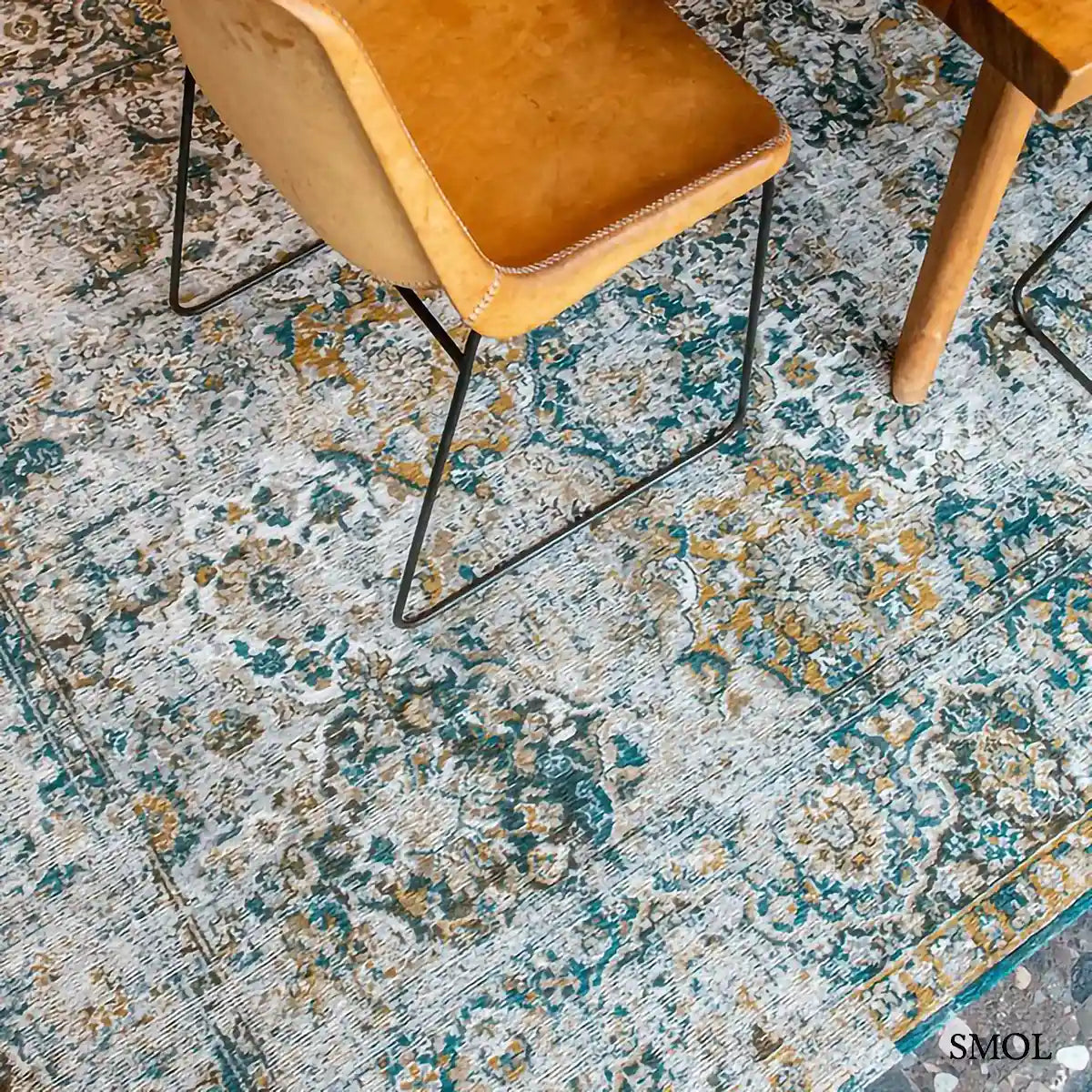 ECO RUG FENER virágos perzsa mintás szőnyeg mustár-türkiz kombinációban, koptatott Bakhtiari motívumokkal, szék alatt