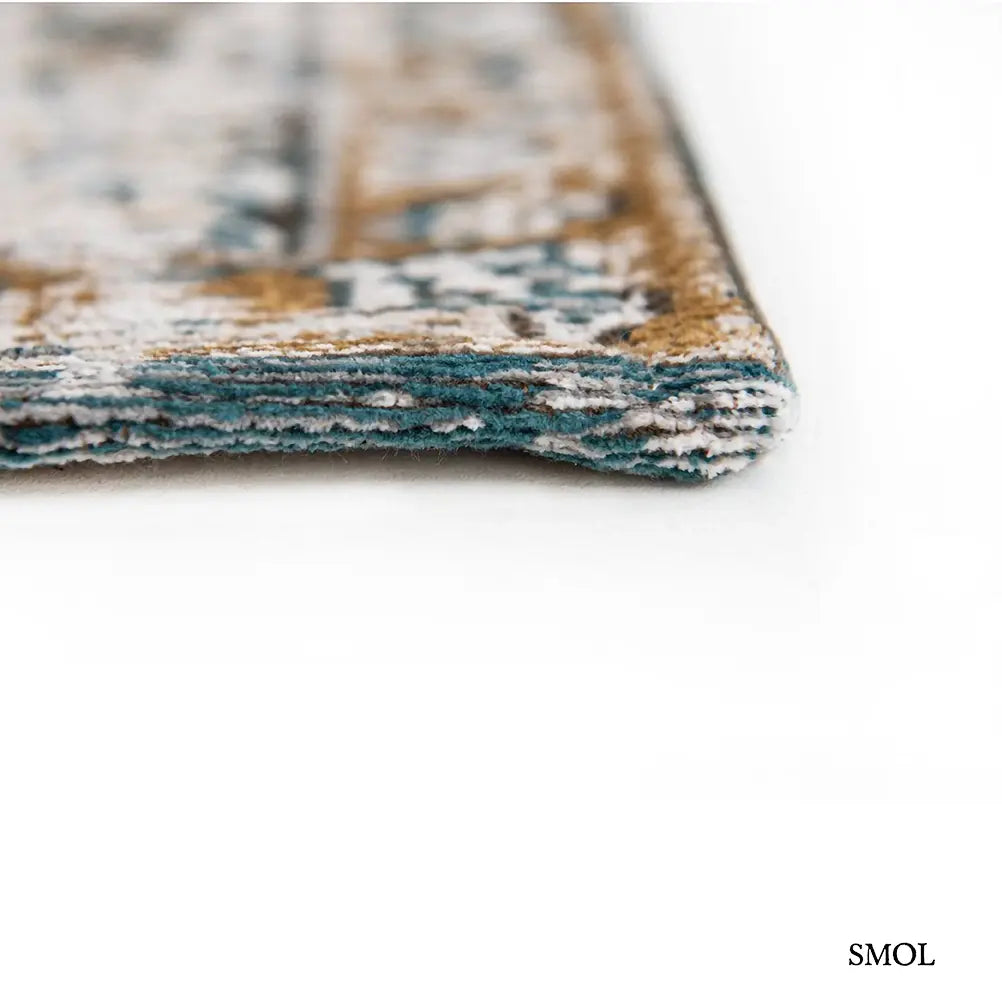 ECO RUG FENER virágos perzsa mintás szőnyeg mustár-türkiz kombinációban, koptatott Bakhtiari motívumokkal, sarok nagyítva