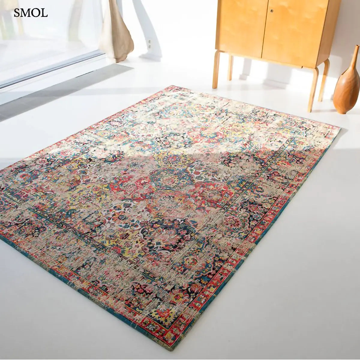 ECO RUG JANISERRY MULTI virágos perzsa mintás szőnyeg krém alapon sokszínű Bakhtiari motívumokkal, koptatott hatással, nappaliban, ferdén