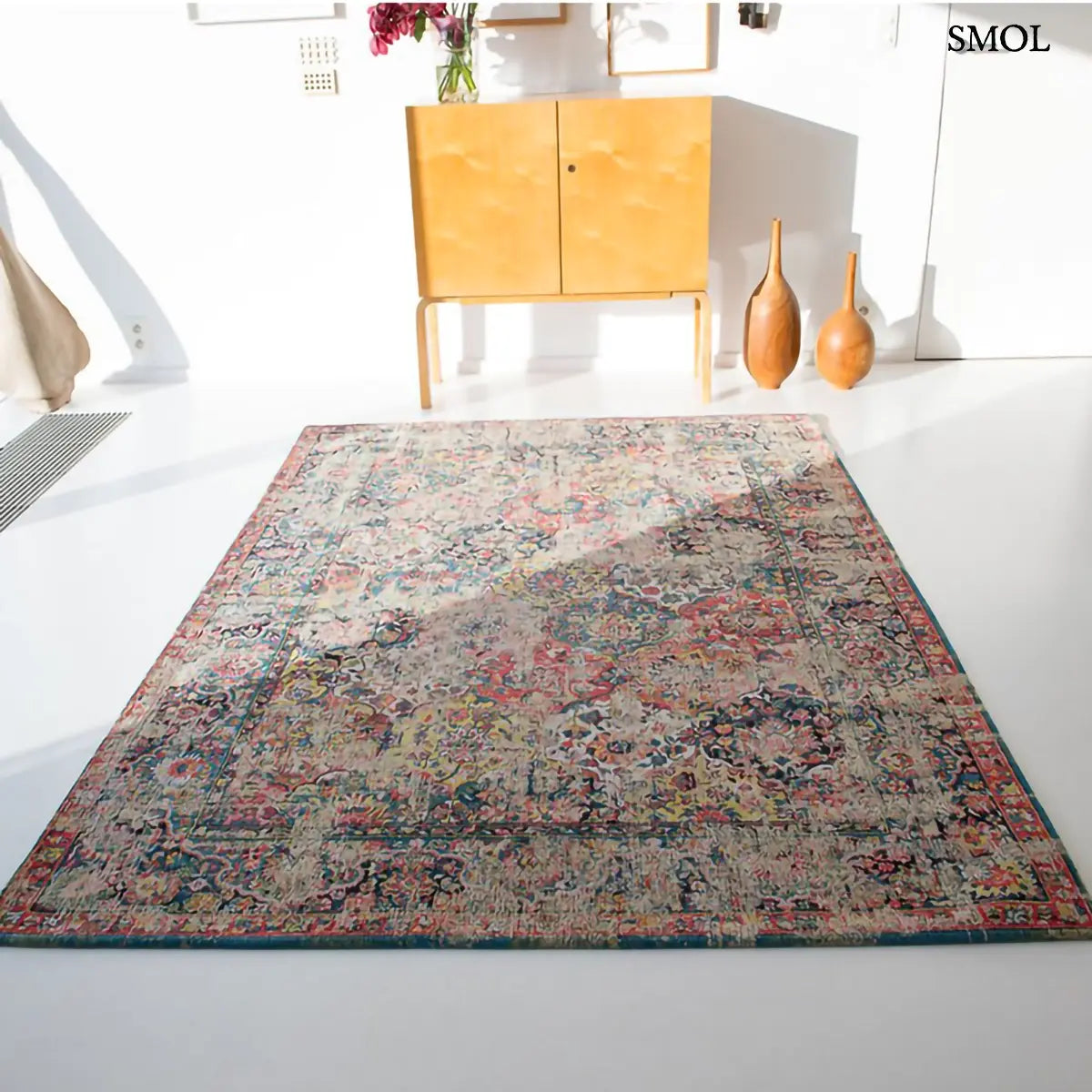 ECO RUG JANISERRY MULTI virágos perzsa mintás szőnyeg krém alapon sokszínű Bakhtiari motívumokkal, koptatott hatással, nappaliban, szemből