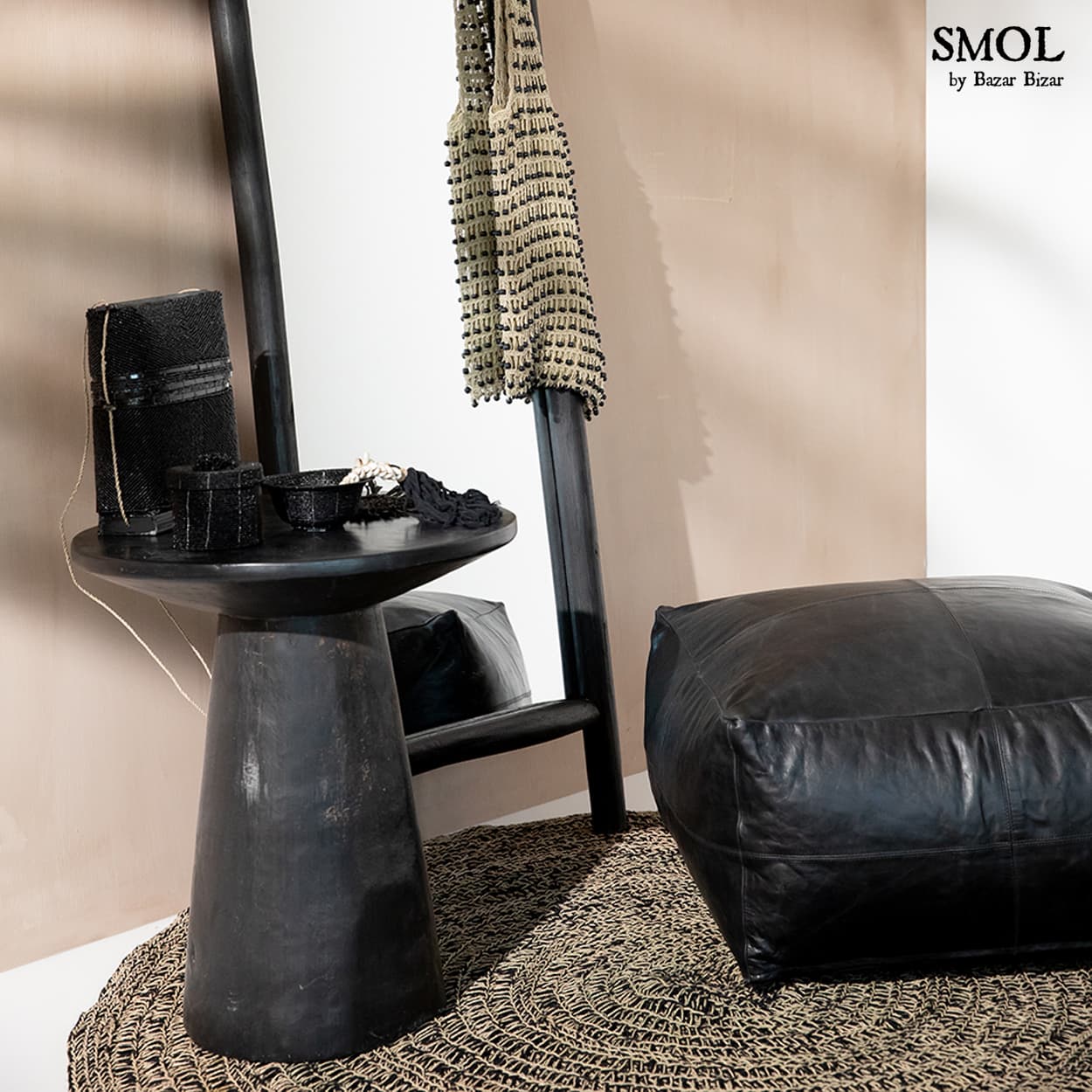 smol.hu -TANIA, kerek, fekete tengerifű szőnyeg, ⌀150 cm puff és kisasztal alatt, tükör előtt