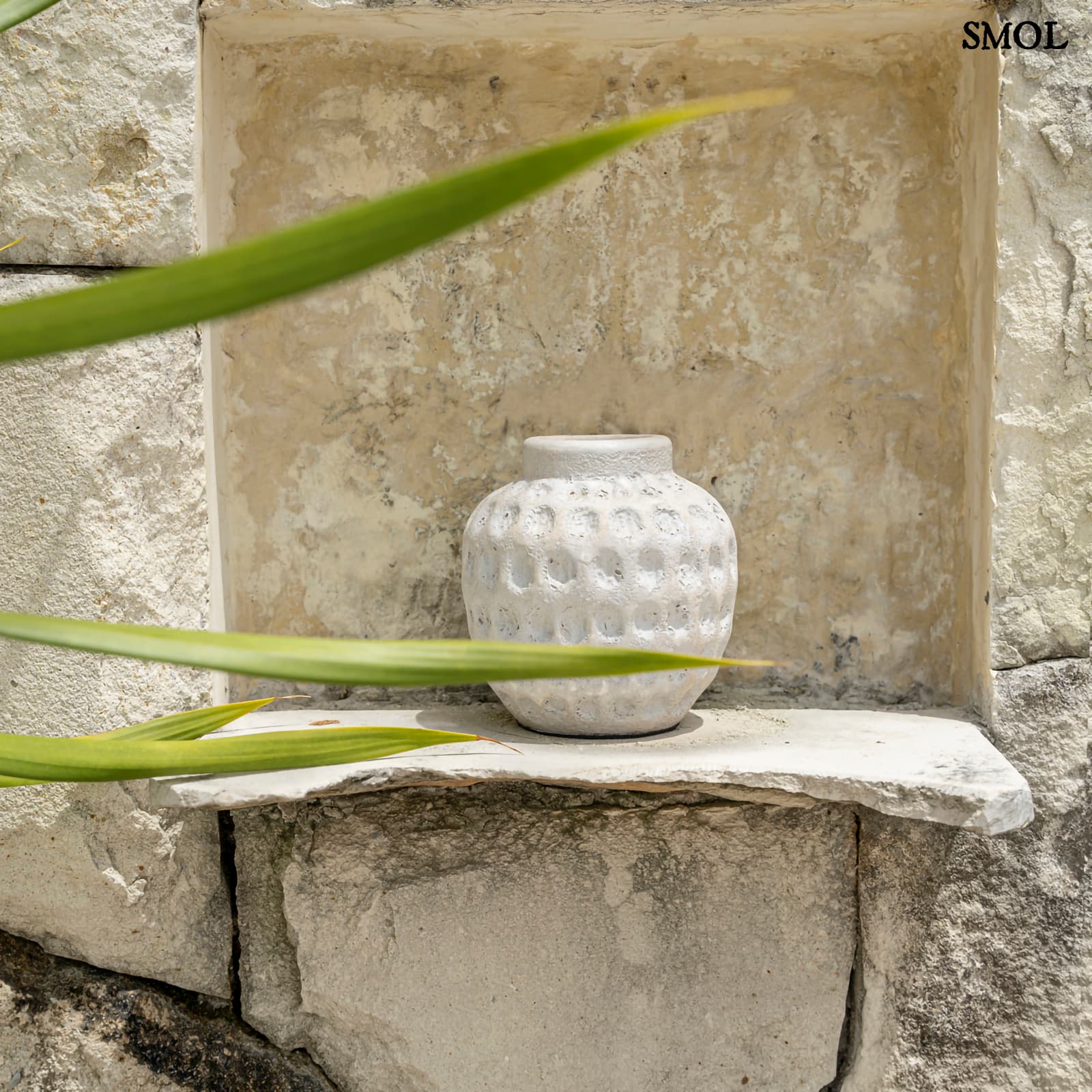 TRENDY, szürke, terrakotta váza, 14 cm - smol.hu - kőfallal