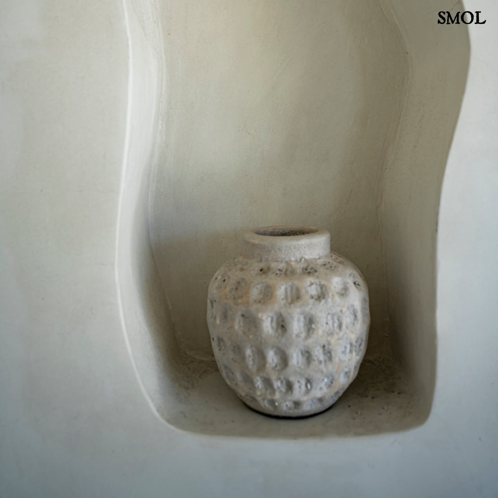 TRENDY, szürke, terrakotta váza, 14 cm - smol.hu - fali mélyedésben