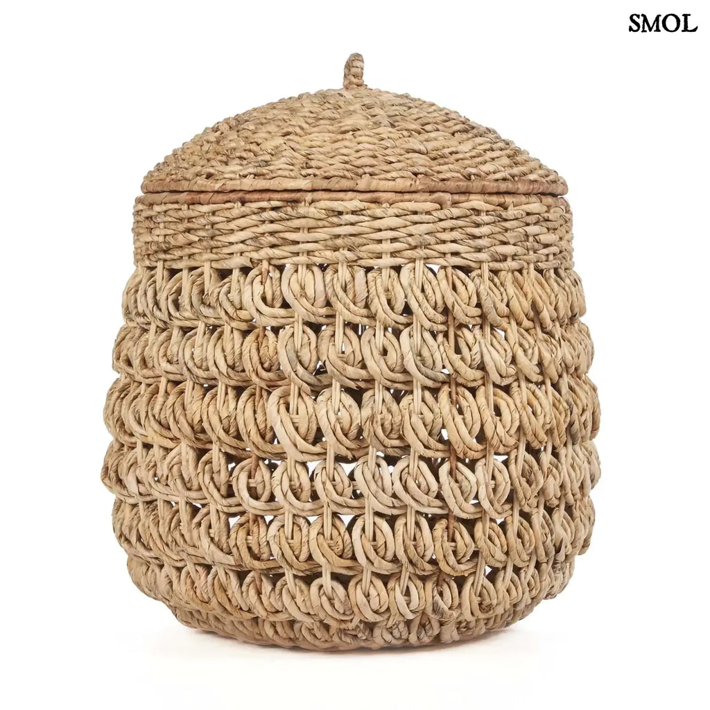 Kézzel fonott banánlevél tároló kosár fedővel, természetes natúr színben. Magas, kerek, fehér háttérrel