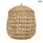 Kézzel fonott banánlevél tároló kosár fedővel, természetes natúr színben. Magas, kerek, fehér háttérrel