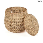 Kézzel fonott banánlevél tároló kosár fedővel, természetes natúr színben. Magas, kerek, elcsúsztatott fedővel