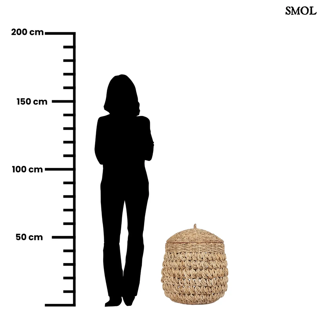 Kézzel fonott banánlevél tároló kosár fedővel, természetes natúr színben. Magas, kerek, méretarányosan