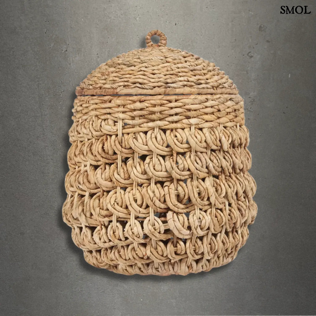 Tároló kosár, fedéllel, vastagon fonott, méhsejtmintás banánlevélből, természetes barna színben, szürke háttérrel