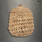 Tároló kosár, fedéllel, vastagon fonott, méhsejtmintás banánlevélből, természetes barna színben, szürke háttérrel