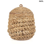 Tároló kosár, fedéllel, vastagon fonott, méhsejtmintás banánlevélből, természetes barna színben, fehér háttérrel