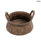 Kézzel font, sötétbarna banánlevél tárolókosár felfelé szűkülő háromszög alakú dizájnnal és masszív fogantyúkkal, ferdén