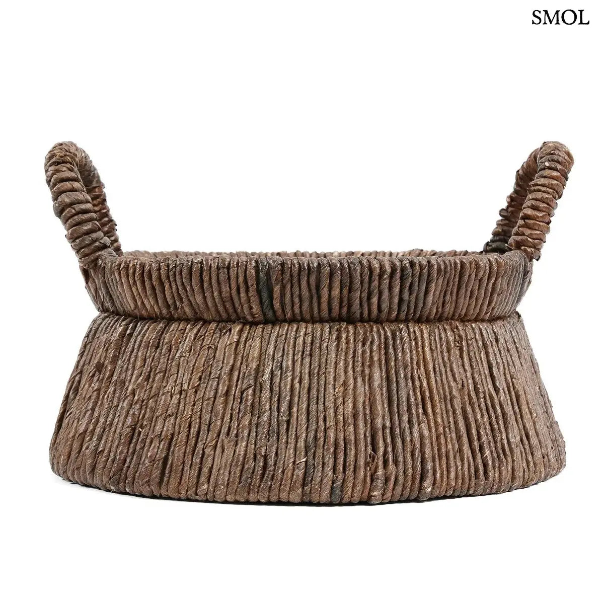 Kézzel font, sötétbarna banánlevél tárolókosár felfelé szűkülő háromszög alakú dizájnnal és masszív fogantyúkkal, oldalról