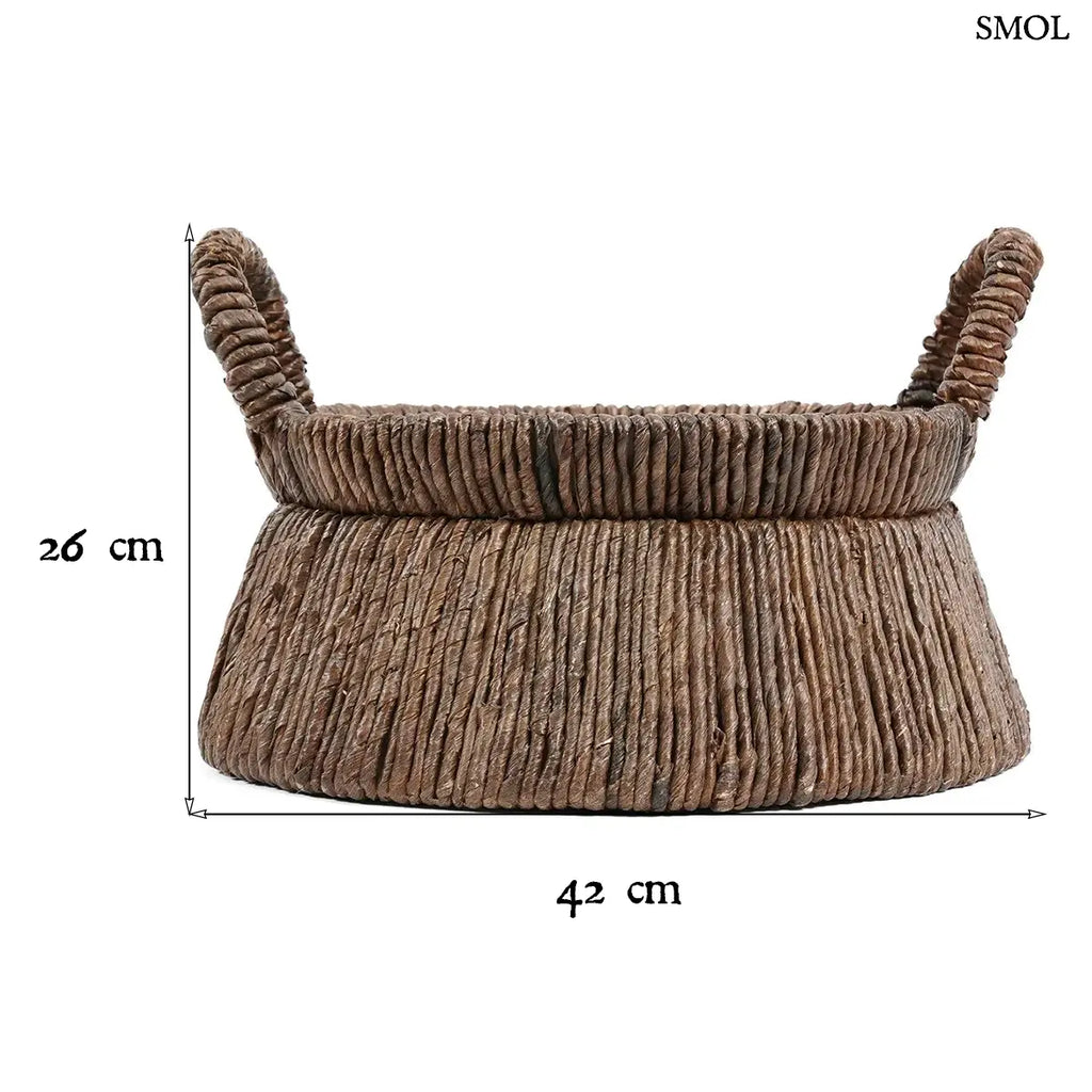 Kézzel font, sötétbarna banánlevél tárolókosár felfelé szűkülő háromszög alakú dizájnnal és masszív fogantyúkkal, méretekkel