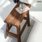 Teakfa ülőke Fab Rustic, natúr, rusztikus felülről, vizes pohárral