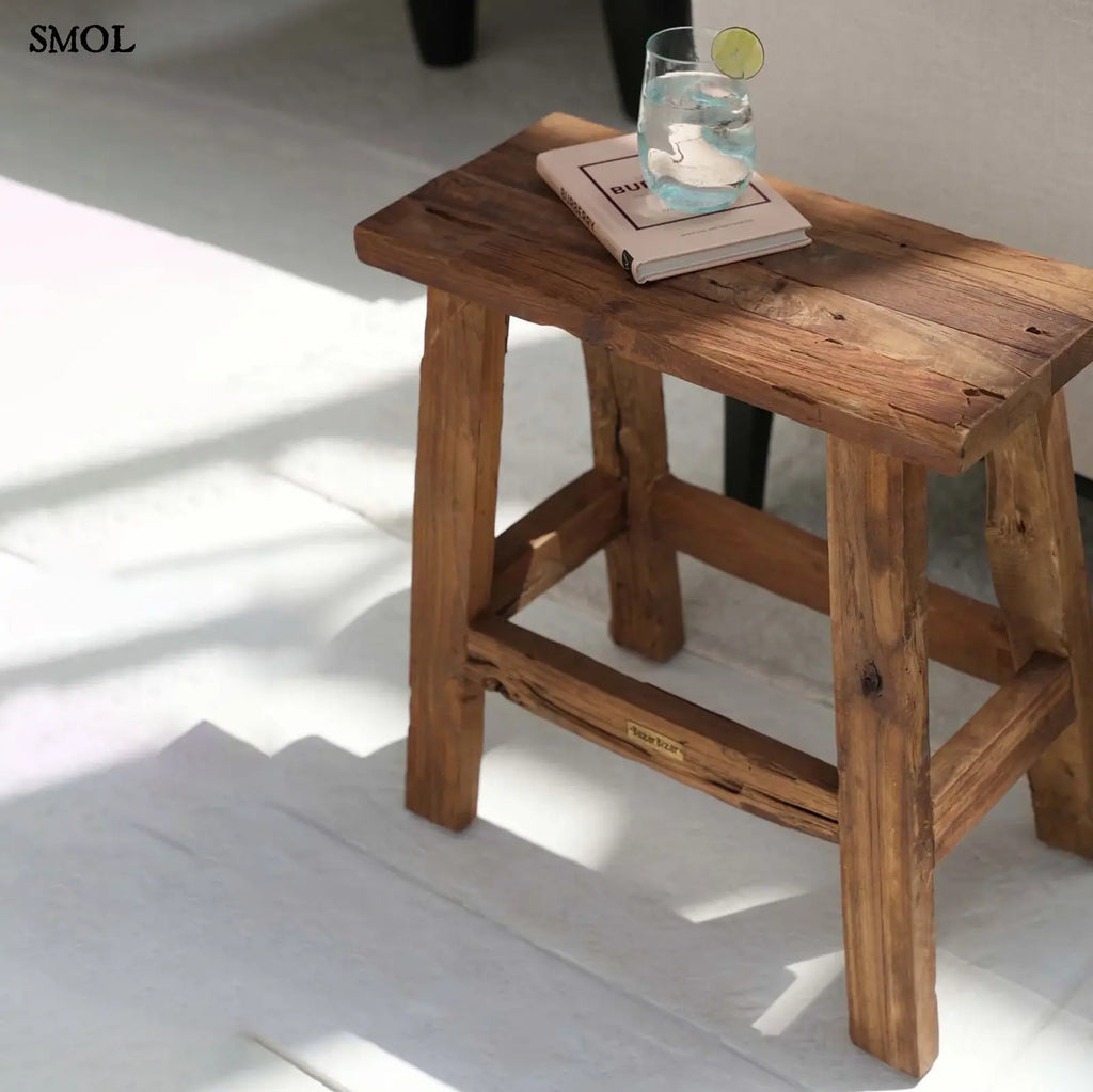 Teakfa ülőke Fab Rustic, natúr, rusztikus kanapé mögött, nappaliban