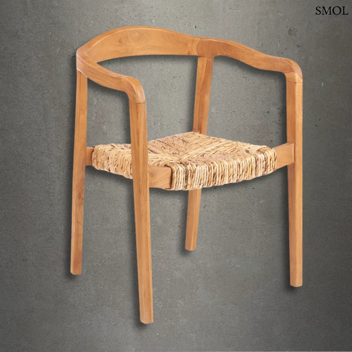 Egymásba rakható teakfa étkezőszék természetes fonott ülőfelülettel és ívelt háttámlával, szürke háttérrel