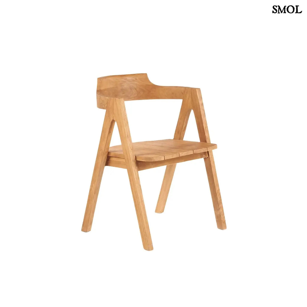 Teakfa étkezőszék természetes fa színben, ívelt háttámlával ferdén