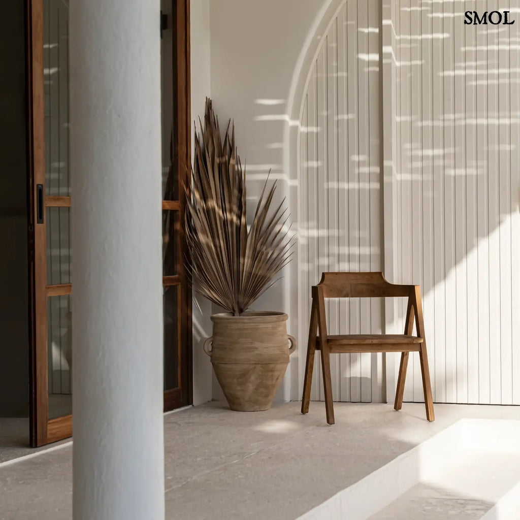 Teakfa étkezőszék természetes fa színben, ívelt háttámlával kültéren