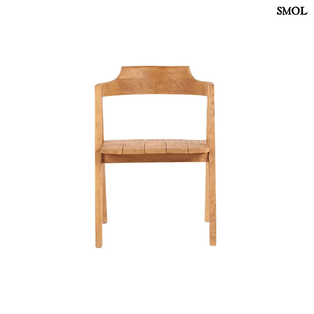 Teakfa étkezőszék természetes fa színben, ívelt háttámlával szemből