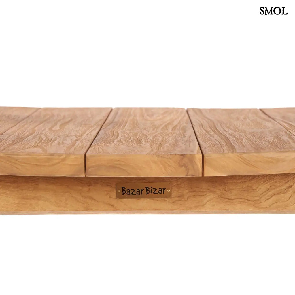 Teakfa étkezőszék természetes fa színben, ívelt háttámlával ülőfelület szemből