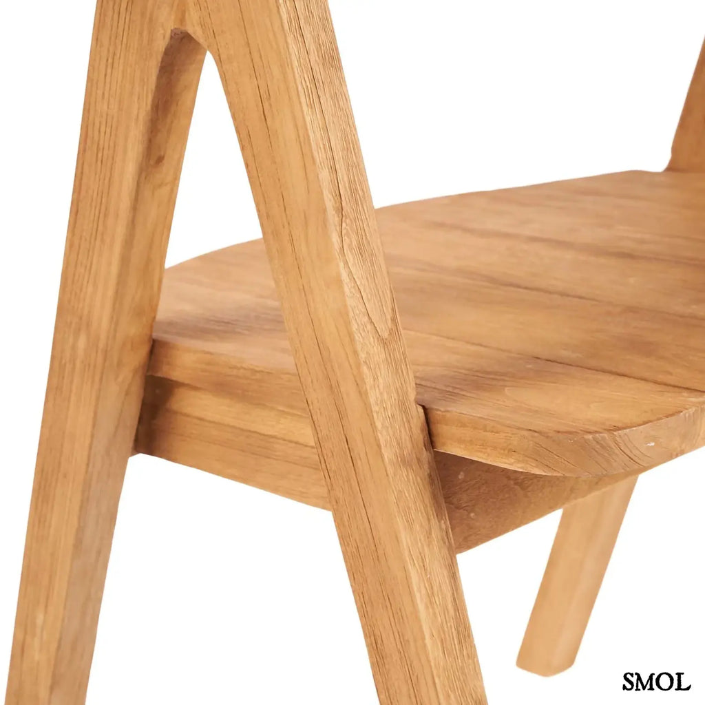 Teakfa étkezőszék természetes fa színben, ívelt háttámlával oldalról nagyítva