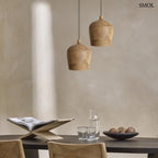 Modern, palack formájú teakfa függőlámpa természetes erezettel és fekete kábellel, étkezőasztal felett