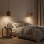 Modern, palack formájú teakfa függőlámpa természetes erezettel és fekete kábellel, hálószobában, ágy két oldalán