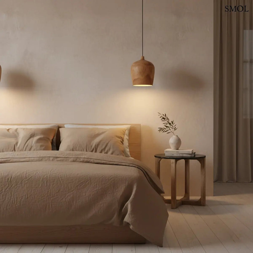 Modern, palack formájú teakfa függőlámpa természetes erezettel és fekete kábellel, ágy mellett