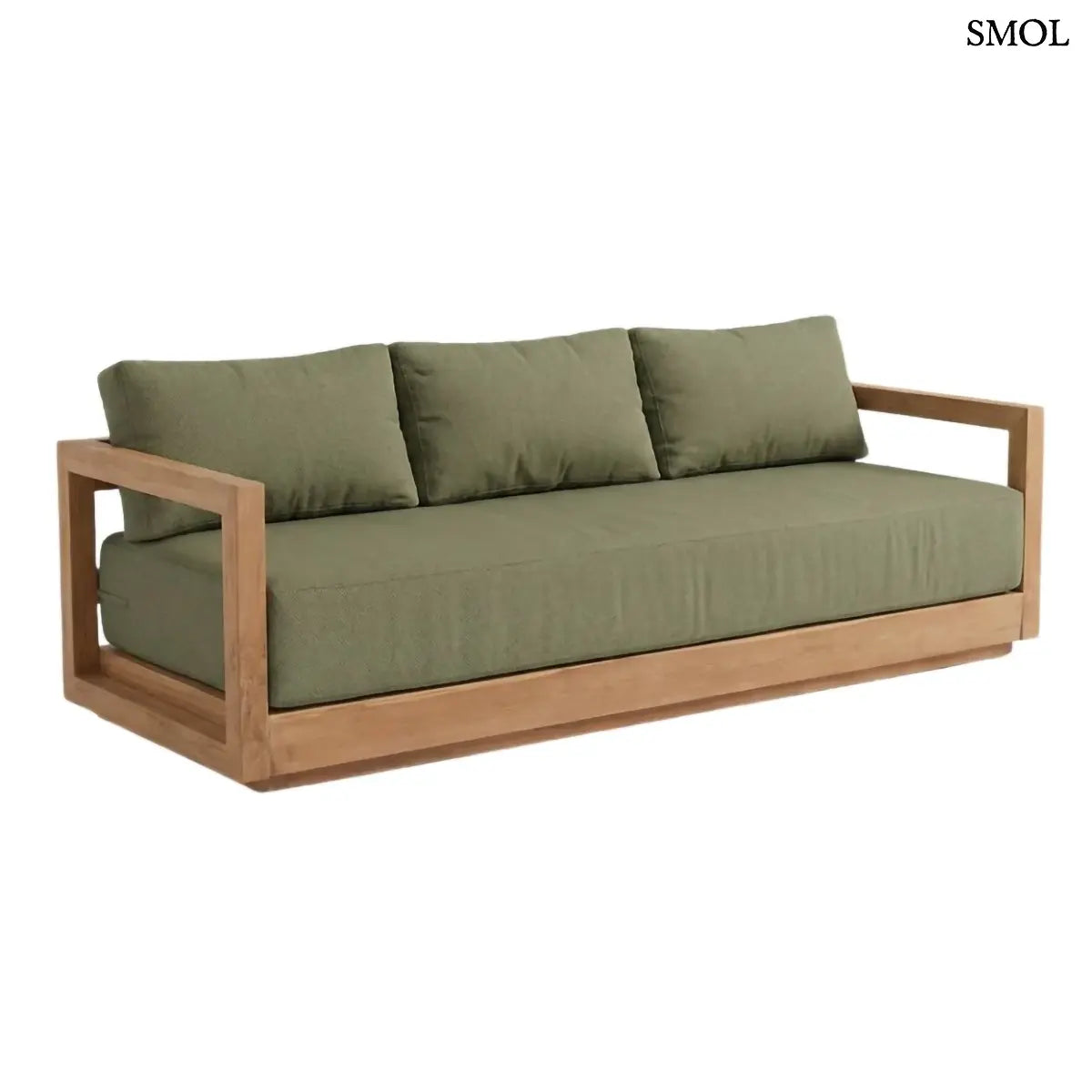 Háromszemélyes teakfa kerti kanapé algazöld párnákkal és modern fa vázzal, fehér háttérrel