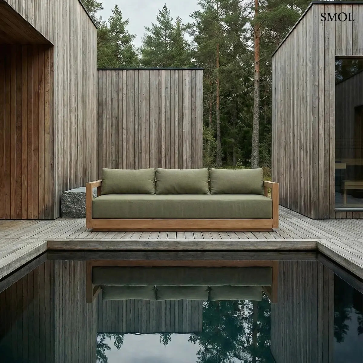 Háromszemélyes teakfa kerti kanapé algazöld párnákkal és modern fa vázzal, teraszon, medencével