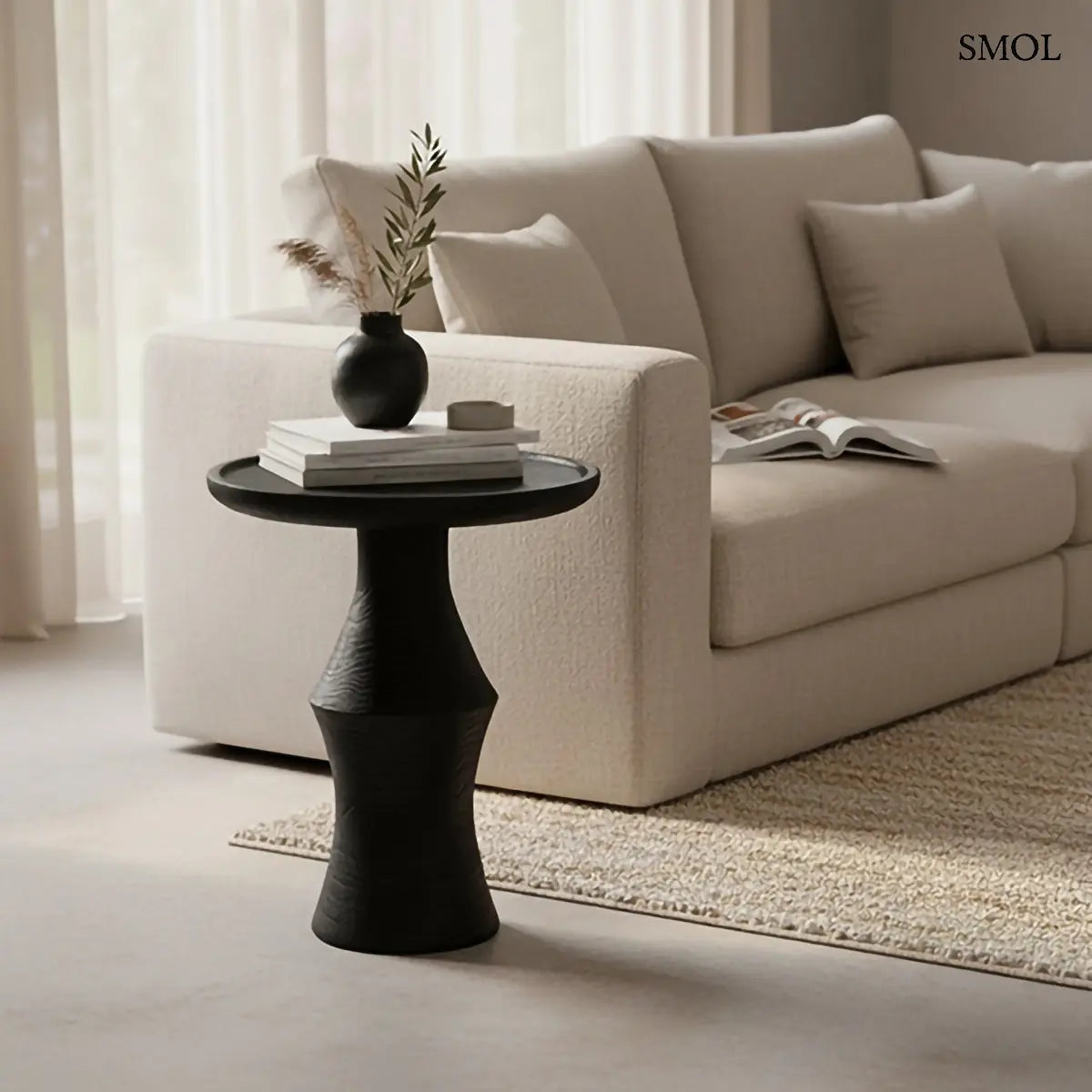 Fekete modern teakfa kisasztal, 50×60 cm, nappaliban, kanapé mellett, könyvekkel és vázával
