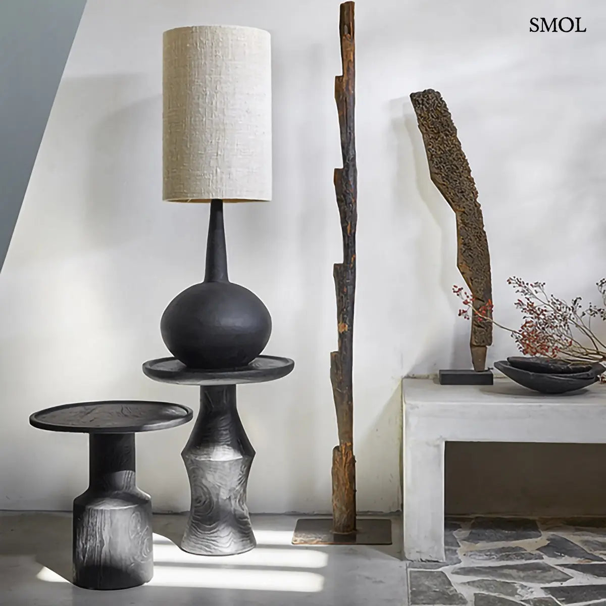 Fekete modern teakfa kisasztal, 50×60 cm, két formában, asztali lámpával